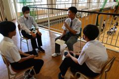 アドバイザーの高校生と、進路を選択する中学生による「語り場」