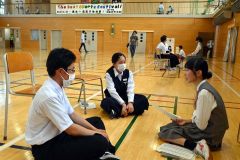 アドバイザーの高校生と、進路を選択する中学生による「語り場」