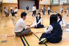 アドバイザーの高校生と、進路を選択する中学生による「語り場」