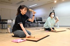 附け打ちを体験する参加者