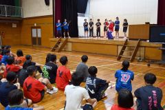 生徒会が企画した催しに参加する全校生徒ら