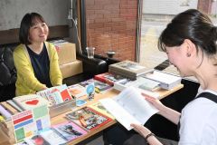 トリノメ商店で自身が選んだ国内外の雑誌を紹介する高山さん（左）