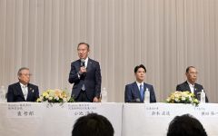 会見で試作品について語る小池社長（左から２人目）