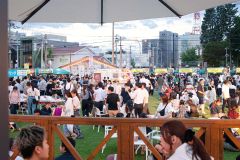 多数の人出でにぎわう会場