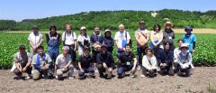 現地研修会の参加者たちと伊場代表（前列左から５人目）