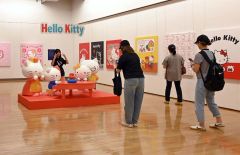 グッズやポスター、製作の裏側が語られた資料などが並ぶ展示会場