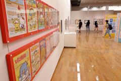 グッズやポスター、製作の裏側が語られた資料などが並ぶ展示会場