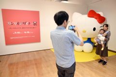 大型の立体展示物と写真撮影して楽しむ来場者