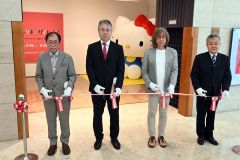 開会式でテープカットする関係者ら。左端が野上館長、写真右から二人目がサンリオの高桑秀樹氏