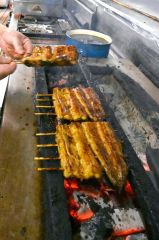 ウナギを手際よく炭火で焼き上げる料理人(19日午前11児15分ごろ、帯広市西12南13えび天で。金野和彦撮影)