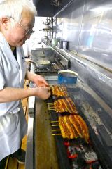 職人の手で手際よく焼き上げられるウナギ(19日午前11児15分ごろ、帯広市内のえび天。金野和彦撮影)