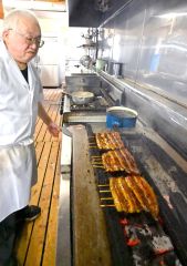 ウナギを手際よく炭火で焼き上げる料理人(19日午前11児15分ごろ、帯広市西12南13のえび天で。金野和彦撮影)