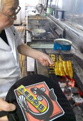ウナギを手際よく炭火で焼き上げる料理人(19日午前11児15分ごろ、帯広市西12南13のえび天で。金野和彦撮影)