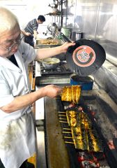 職人の手で手際よく焼き上げられるウナギ(19日午前11児15分ごろ、帯広市内のえび天。金野和彦撮影)