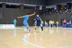 【Ｆ２リーグ第６節・エスポラーダ北海道－アグレミーナ浜松】巧みなドリブルから決勝点となるチーム３点目を奪ったエスポラーダの水上玄太（左）