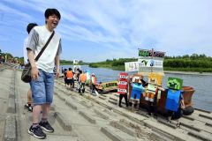 スタンバイＯＫ！？仮装をして出航準備を終え気合いを入れる参加者に関係者も大笑い