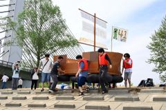 手作りのイカダを運ぶ参加者