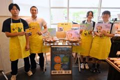 店頭でＰＲする帯広農業高校養豚分会のメンバーら