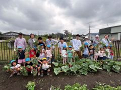 認定こども園の園児と交流を図る青山学院大学の学生