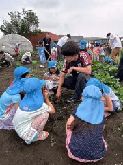 認定こども園の園児と交流を図る青山学院大学の学生
