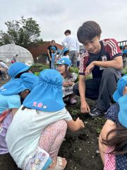 認定こども園の園児と交流を図る青山学院大学の学生