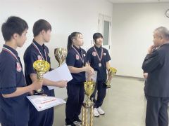 市教委の広瀬容孝教育長（右）を表敬した選手たち