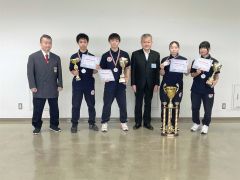 市教委の広瀬容孝教育長（右から３人目）を表敬した選手ら