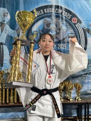 優勝トロフィーを掲げる小野寺