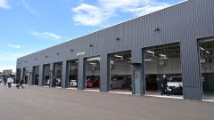 ９台のレーンを備えた整備工場