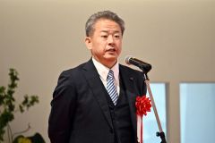あいさつする村松社長