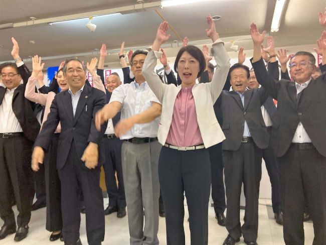 湯浅氏、９８票差で初陣飾る　新得町長選　管内初の女性首長に