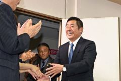 支援者の拍手に迎えられながら選対本部に入る勝部氏（２０日午後８時１５分ごろ、須貝拓也撮影）