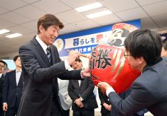 必勝だるまにVの字を書き入れる岩本氏(21日午前2時46分、須貝拓也撮影)