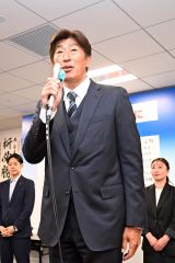 当選のあいさつをする岩本氏(21日午前2時40分、須貝拓也撮影)