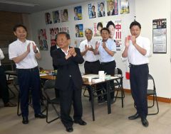 岩本氏の当選確実が出た直後、事務所内で喜ぶ中川支部長ら幹部（２１日午後２時半過ぎ）