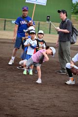 野球を楽しむ参加児童ら