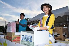 JTB旅行券など豪華賞品が当たる大抽選会ではとかち青空レディの高橋望さんが当たりくじを選んだ