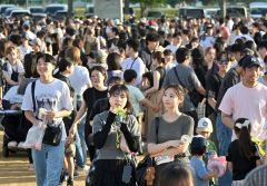 真夏の熱気が会場を包み携帯扇風機を手にする来場者が多く見られた
