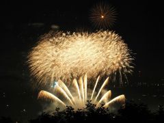 まくべつ夏フェスタで花火開催 3000発の花火に歓声 6