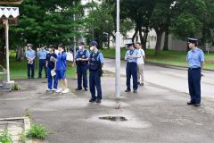 帯広署員、帯農高生徒がツーロックやヘルメット着用を呼び掛けた