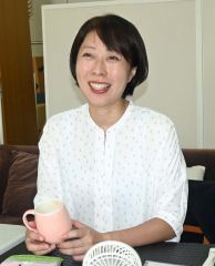 当選から一夜明け、お気に入りのカフェオレを飲みながらリラックスした表情を見せる湯浅さん（２１日午前９時２５分ごろ）