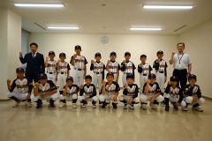 全道大会出場を福地教育長（後列右）に報告した木野東ブルーサンダーズの選手ら（後列左が英監督、前列左は大竹主将）