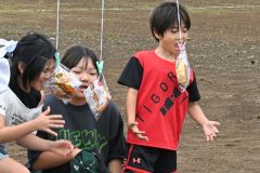 パン食い競争に臨む子どもたち