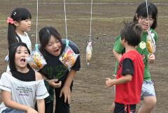 パン食い競争に臨む子どもたち