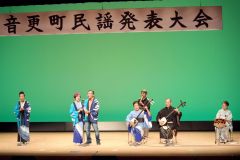民謡「岩内仙狭小唄」を合唱するひまわり会の寺島代表(左から3人目)ら