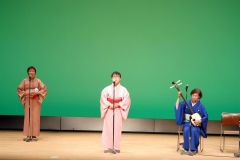 民謡「鱈つり節」を披露する八代さん(左から2人目)と西田部会長(左)ら