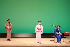 民謡「鱈つり節」を披露する八代さん(左から2人目)と西田部会長(左)ら