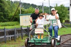 <strong>＜「こいだ分だけスピード出るね」＞</strong><br>１周４００メートルの足こぎトロッコを楽しむ来場者