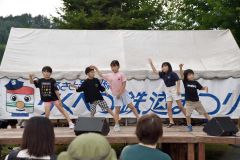 <strong>＜陸小ダンス＞</strong><br>音楽に合わせて元気よくダンスを披露する陸別小２、３年生