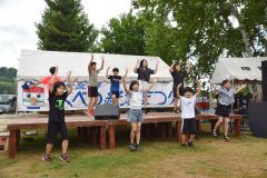 <strong>＜陸小ダンス＞</strong><br>音楽に合わせて元気よくダンスを披露する陸別小４年生